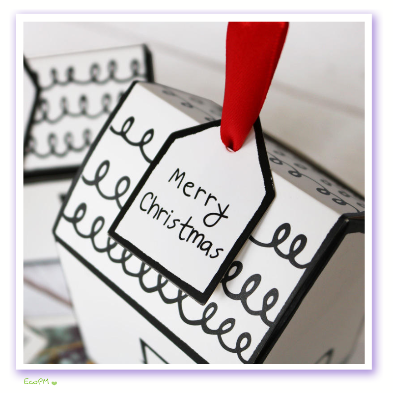 close-up-merry-christmas-tag-favor-boxes.png Close-up of a 'Merry Christmas' tag on a black and white favor box with festive patterns.