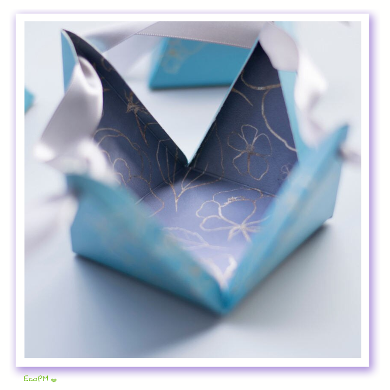 opened-elegant-pyramid-favor-box-floral-interior.png Inside view of an opened pyramid favor box revealing a sophisticated gold floral pattern on a deep blue background, perfect for luxurious event gifting.