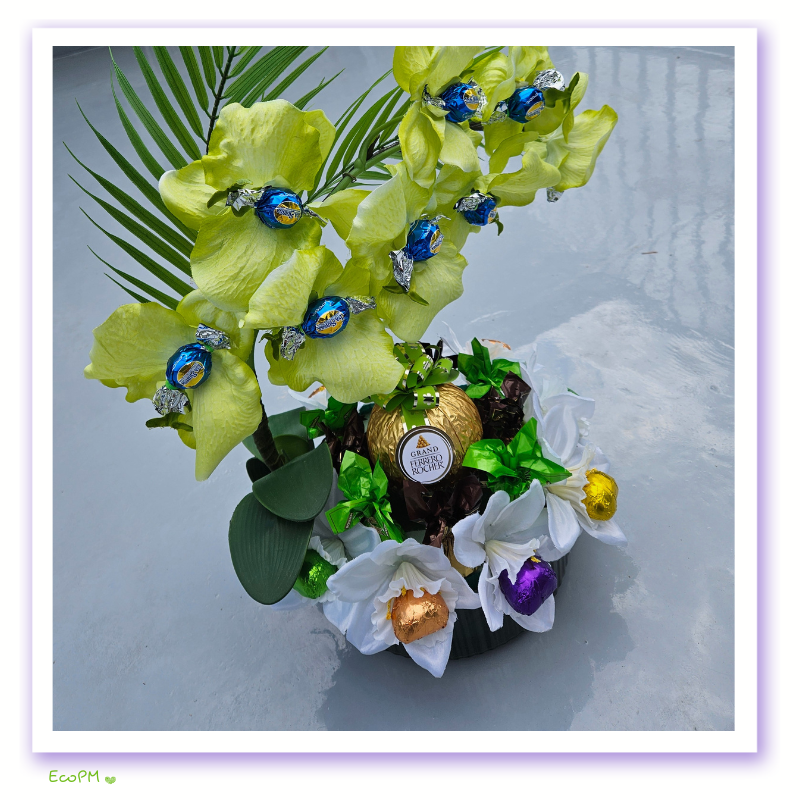 eco-party-floral-chocolate-arrangement-2.png Sustainable floral arrangement with chocolates and palm leaves